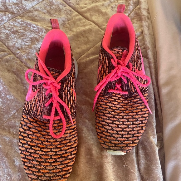 Pink Nike - Picture 2 of 4